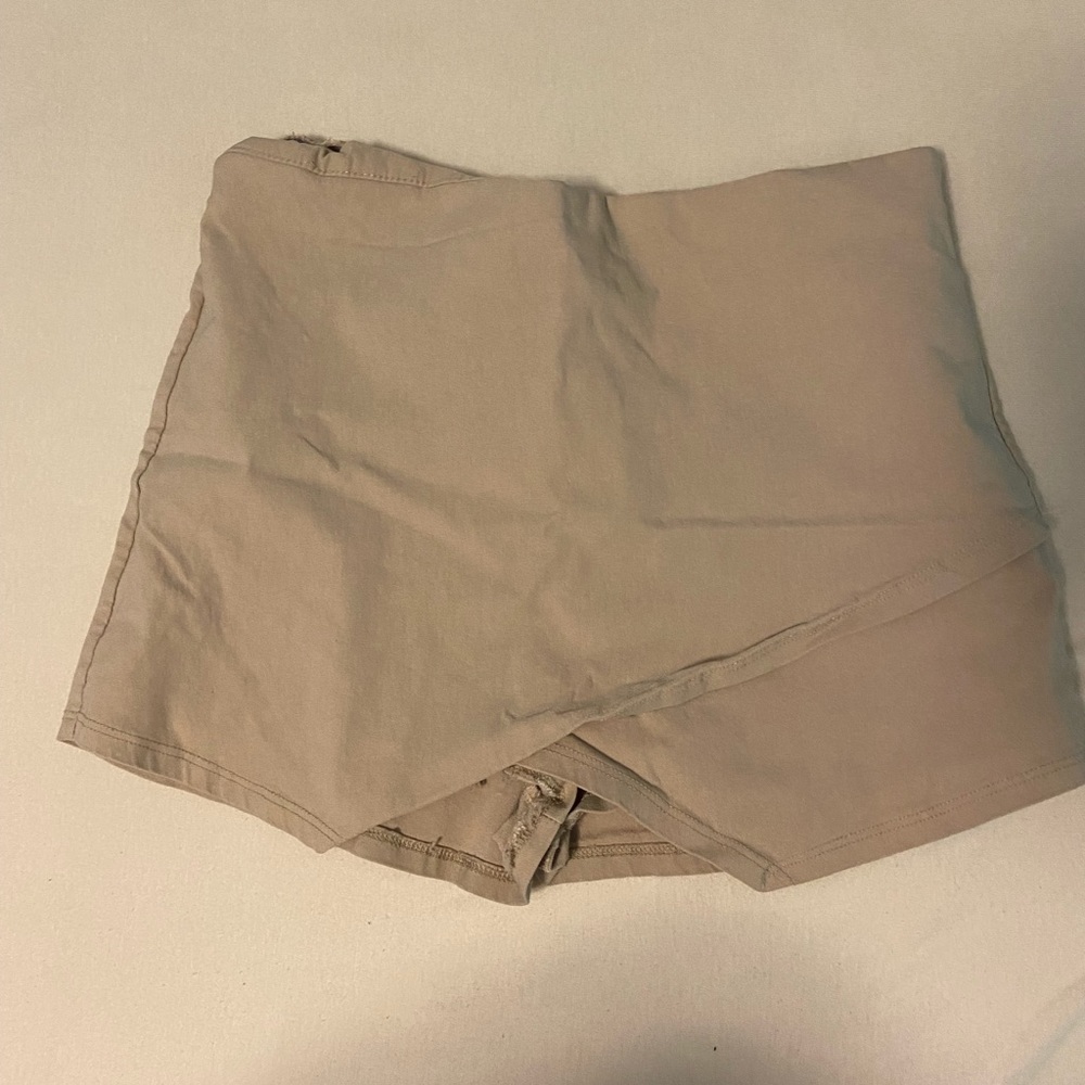 KHAKI SKORT